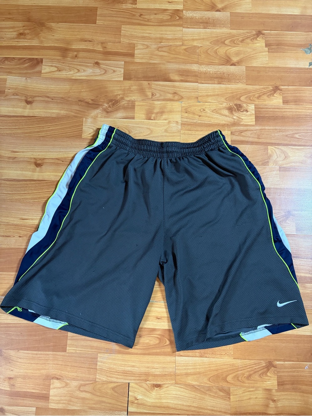Nike Men’s Gray Athletic Shorts with Contrast Trim